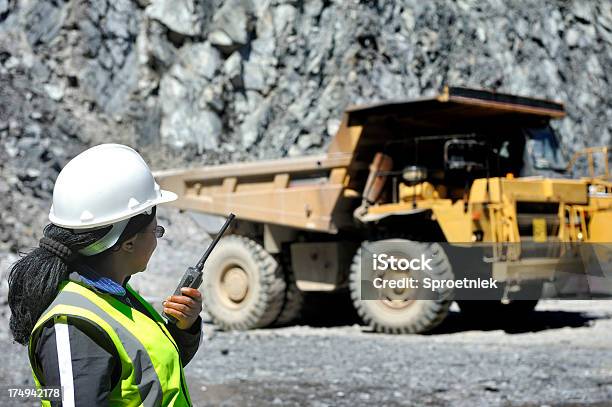 Foto de Engenheiro Feminino Posteriormente Poço De Mina Aberta e mais fotos de stock de Exploração de Minas