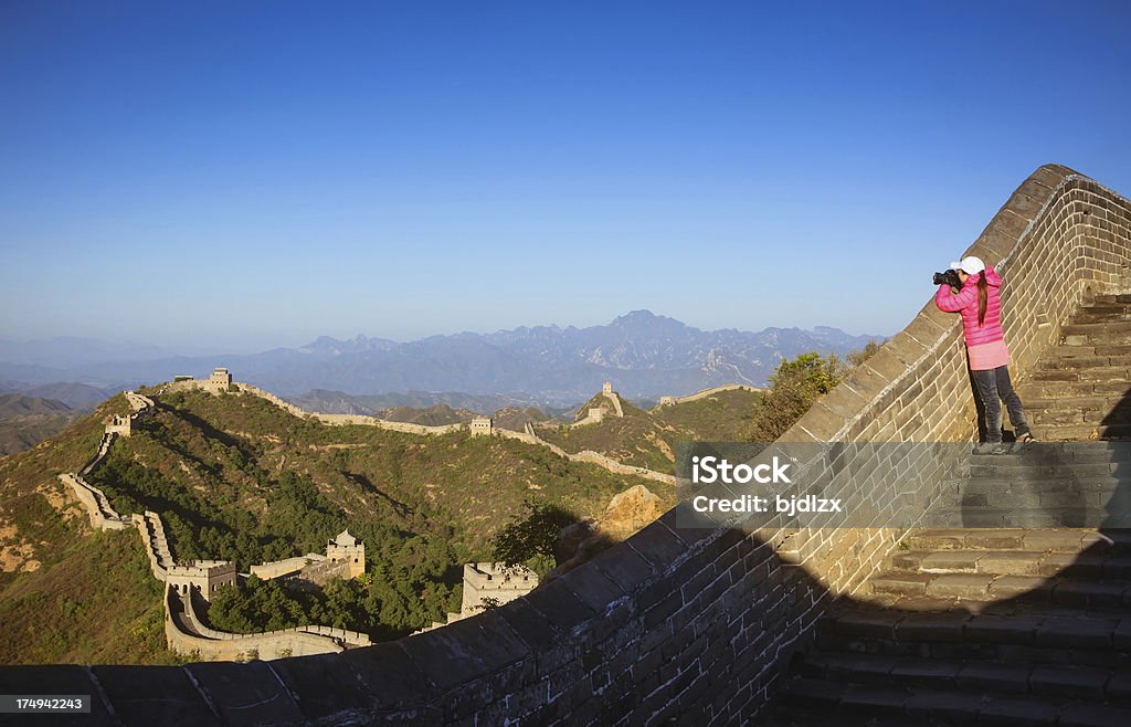 Девушка фотограф на фото в «Great Wall» - Ст�оковые фото 2012 роялти-фри