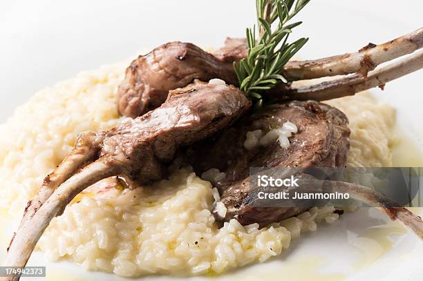 Nowa Zelandia Kotlety Z Australijskiej Jagnięciny Z Risotto - zdjęcia stockowe i więcej obrazów Risotto