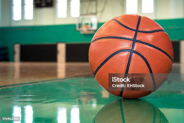 Basketball Auf Holz Hof Etage Eingetragenen Old Stockfoto und mehr Bilder von Alt - Alt, Basketball, Basketball-Spielball
