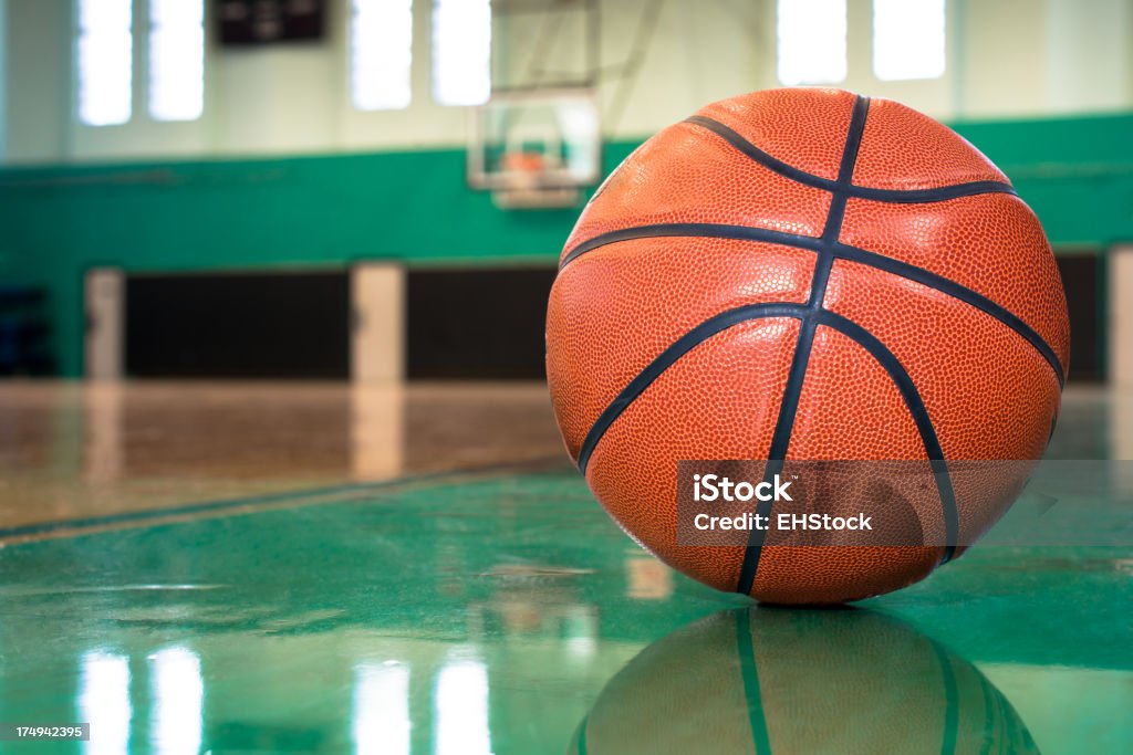 Uso de básquetbol en la cancha de piso de madera antiguo - Foto de stock de Baloncesto libre de derechos