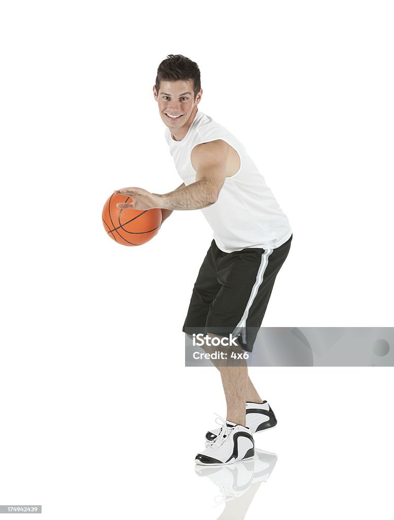 Deportista sonriente jugando con una de básquetbol - Foto de stock de 20 a 29 años libre de derechos