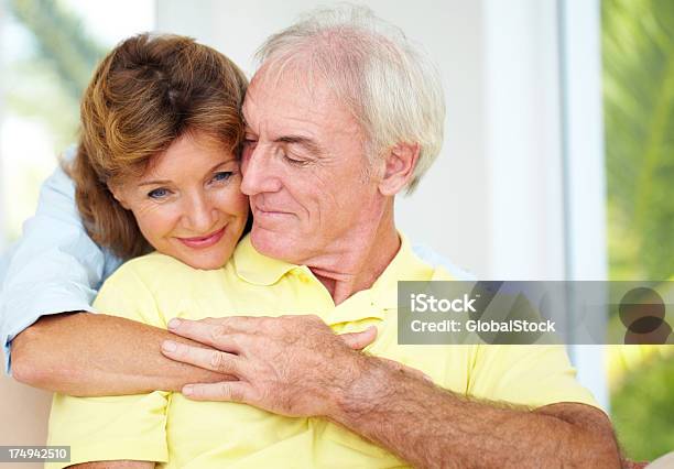 Foto de Ela Ainda É Seu Amor e mais fotos de stock de 60 Anos - 60 Anos, 70 anos, Abraçar