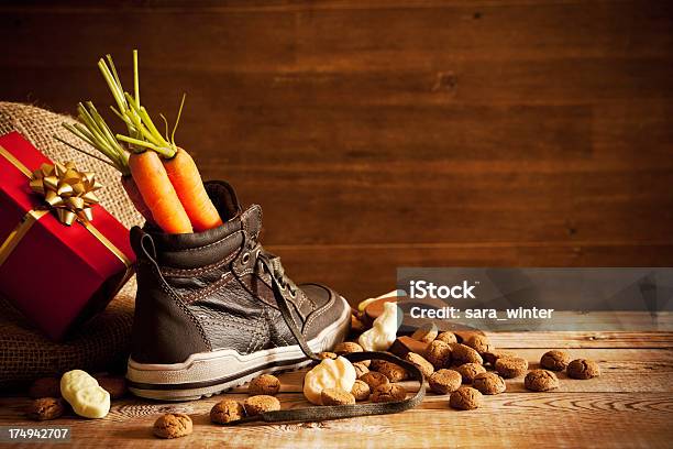 Foto de Calçado Com Cenouras Para A Holandesa Tradicionalsinterklaasde Férias e mais fotos de stock de Sapato