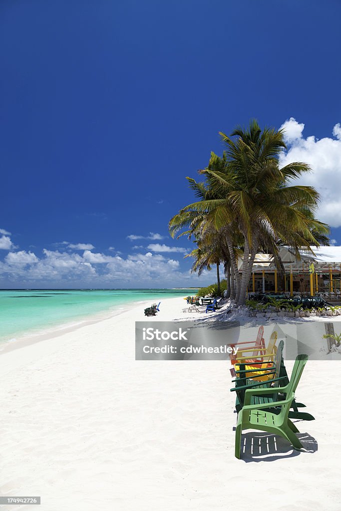 Vazio colorida cadeiras em uma praia tropical no Caribe - Foto de stock de Amarelo royalty-free
