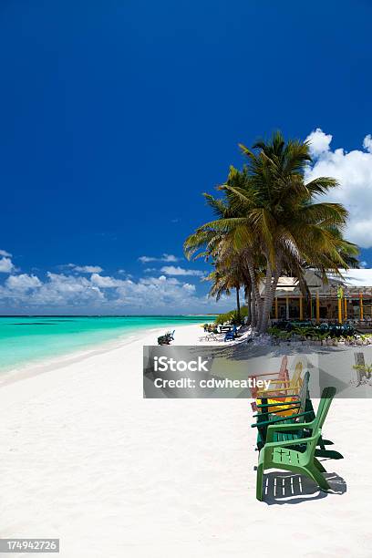 Foto de Vazio Colorida Cadeiras Em Uma Praia Tropical No Caribe e mais fotos de stock de Amarelo