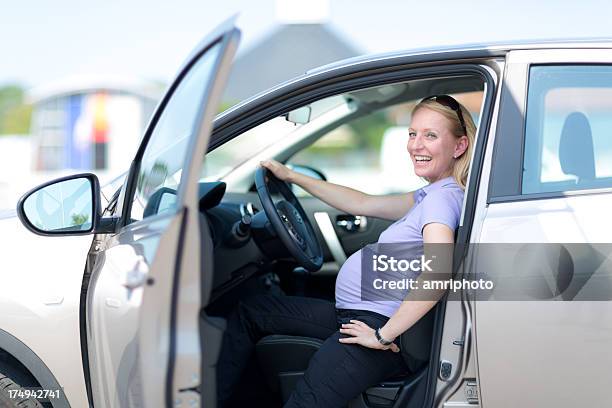 Photo libre de droit de Heureuse Femme Enceinte Assis Dans La Voiture banque d'images et plus d'images libres de droit de Voiture - Voiture, Être enceinte, 35-39 ans