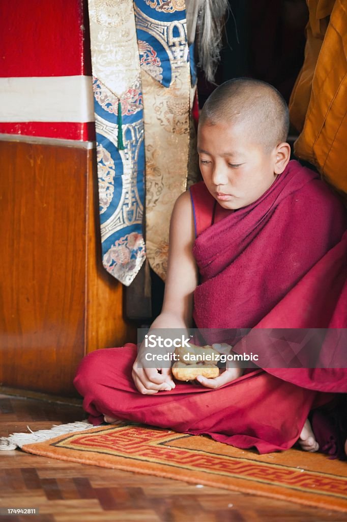 Little Monk comer - Foto de stock de Asiático e indiano royalty-free