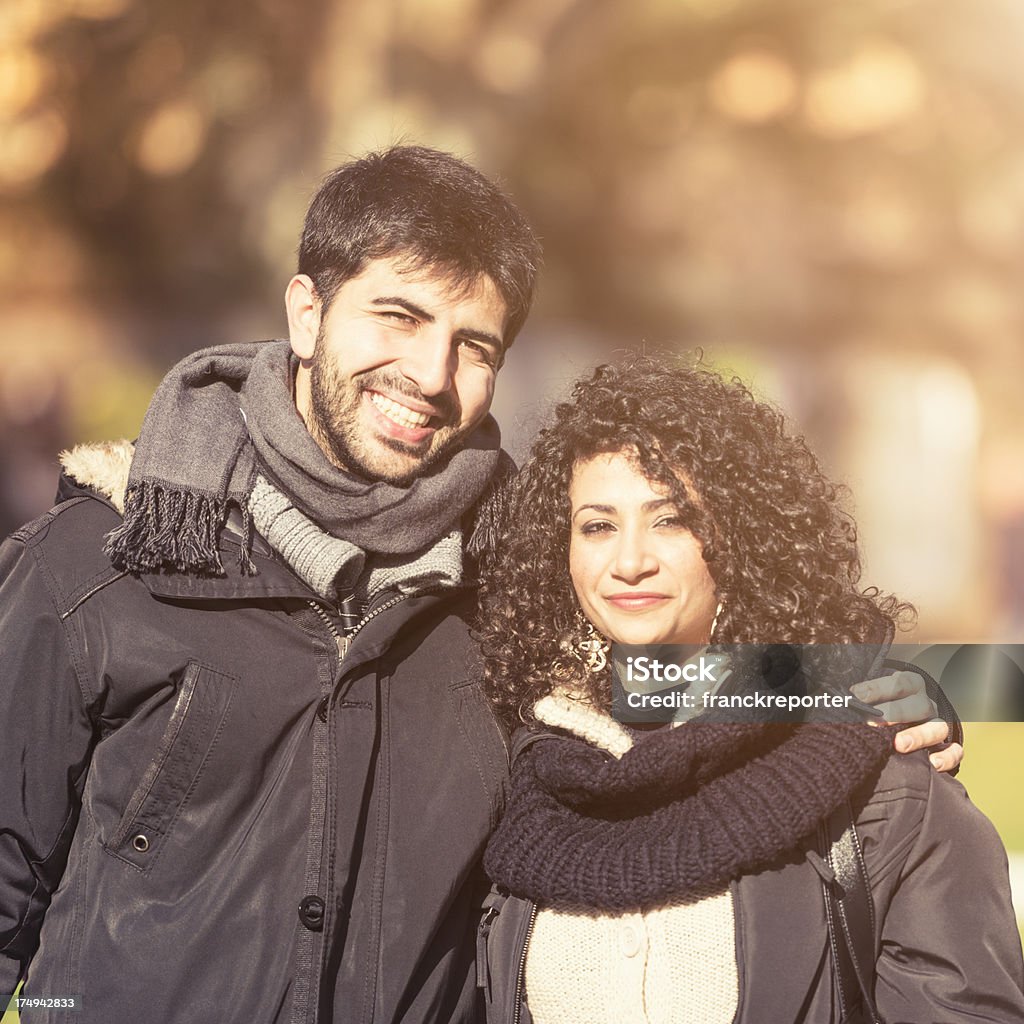 Casal de amante enbracing na rua em st valentine - Royalty-free 20-29 Anos Foto de stock