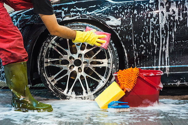 trattamento di pneumatico - car wash car cleaning washing foto e immagini stock