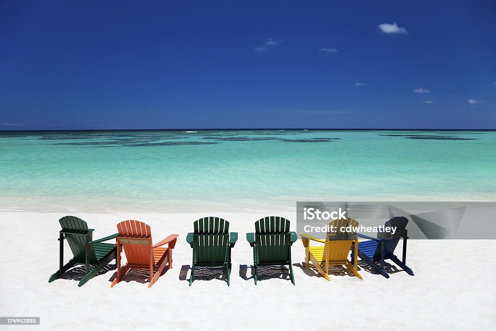 Colorida vazio cadeiras de adirondack na praia tropical no Caribe - Foto de stock de Ilhas Virgens Britânicas royalty-free