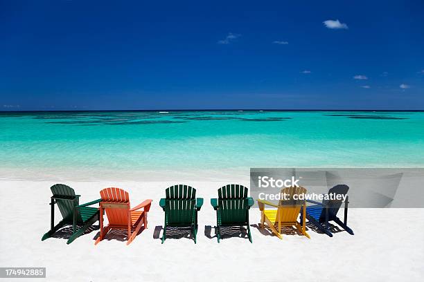 Foto de Colorida Vazio Cadeiras De Adirondack Na Praia Tropical No Caribe e mais fotos de stock de Ilhas Virgens Britânicas