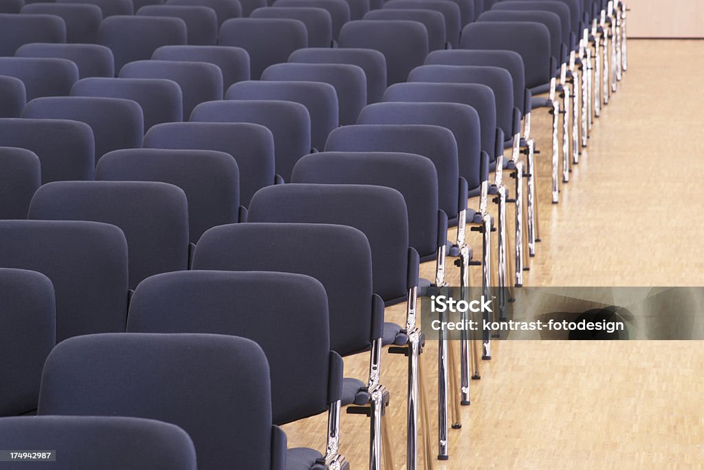 Рабочих мест в пустой зал аудитории - Стоковые фото Архитектура роялти-фри