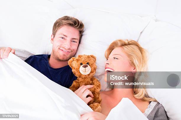 Junges Paar Kuscheln Im Bett Mit Teddybär Stockfoto und mehr Bilder von Paar - Partnerschaft - Paar - Partnerschaft, Teddybär, 25-29 Jahre