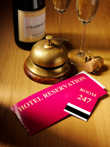 prenotazione con un benvenuto a base di champagne presso il concierge - hotel reception vacations ticket hotel key foto e immagini stock