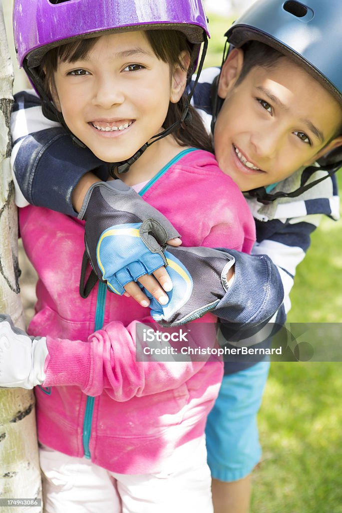 Menino e uma menina ter um descanso de ciclismo - Foto de stock de Bicicleta royalty-free