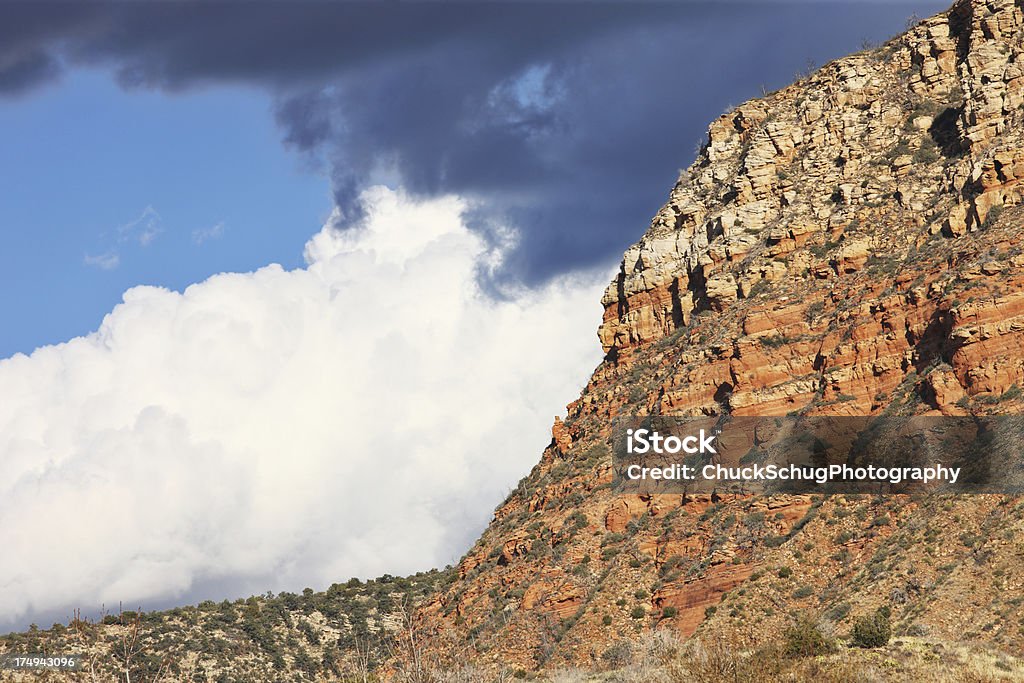 어둡습니다 폭풍 클라우드 미진 레드 바위산 수 있는 사막 언덕 - 로열티 프리 0명 스톡 사진