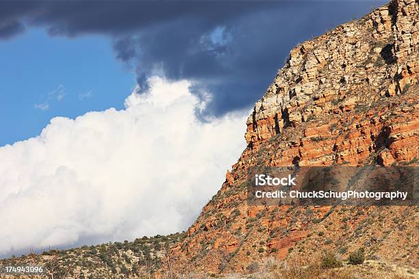 어둡습니다 폭풍 클라우드 미진 레드 바위산 수 있는 사막 언덕 0명에 대한 스톡 사진 및 기타 이미지 - 0명, 경관, 경외감