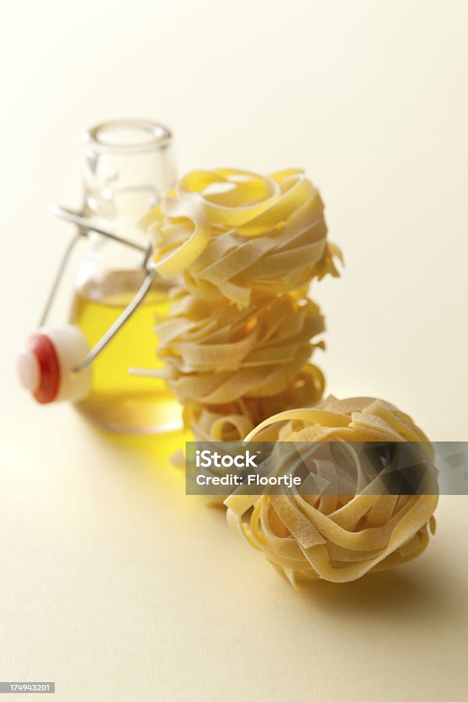 Italienische Zutaten: Tagliatelle und Olivenöl - Lizenzfrei Nudeln Stock-Foto