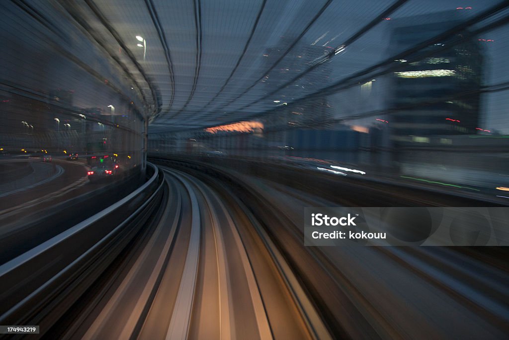 Поезд движущихся в туннель - Стоковые фото Абстрактный роялти-фри