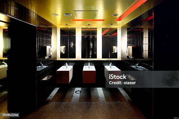 Öffentliches Badezimmer Waschbecken Stockfoto und mehr Bilder von Ausrüstung und Geräte - Ausrüstung und Geräte, Badezimmer, Bathroom