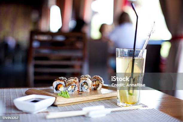 Photo libre de droit de Unagi Sushis Et À Thé banque d'images et plus d'images libres de droit de Bar à sushis - Bar à sushis, Prise de vue en intérieur, Aliment