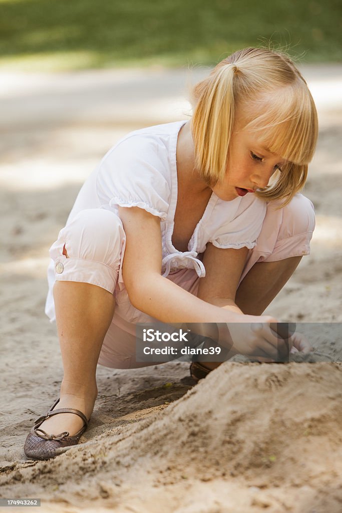 Menina brincando em um areeiro - Foto de stock de Areeiro royalty-free