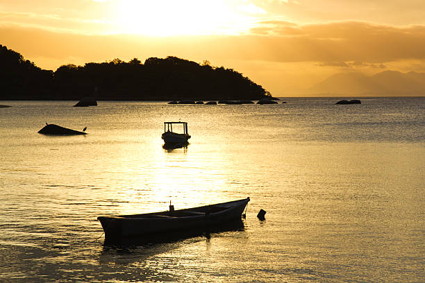 łodzie na zachód słońca - brazil silhouette sunset guanabara bay zdjęcia i obrazy z banku zdjęć