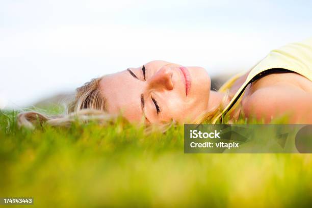 Relaxante Ao Ar Livre - Fotografias de stock e mais imagens de Adulto - Adulto, Alergia, Ao Ar Livre