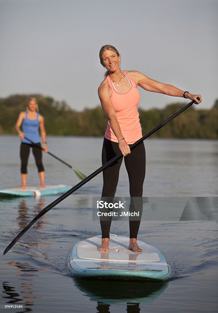 Mulher atlética Paddle em um tranquilo Lago do centro-oeste. - Foto de stock de Stand up Paddle royalty-free