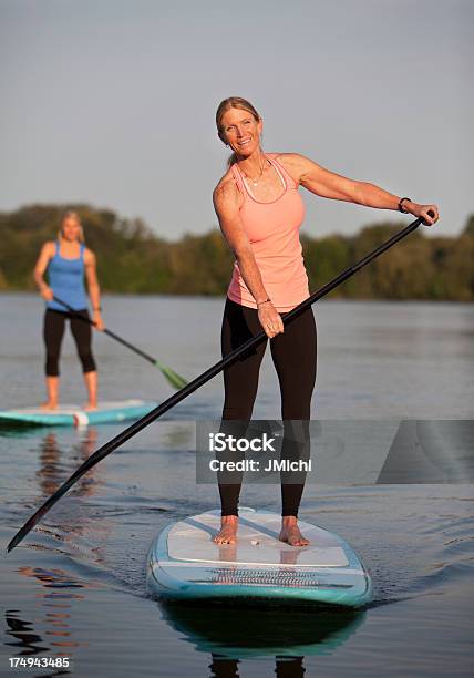 Foto de Mulher Atlética Paddle Em Um Tranquilo Lago Do Centrooeste e mais fotos de stock de Stand up Paddle