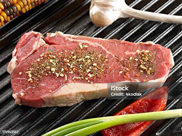 Surowy Stek Z Nowego Jorku - zdjęcia stockowe i więcej obrazów Barbecue - Barbecue, Czerwone mięso, Fotografika