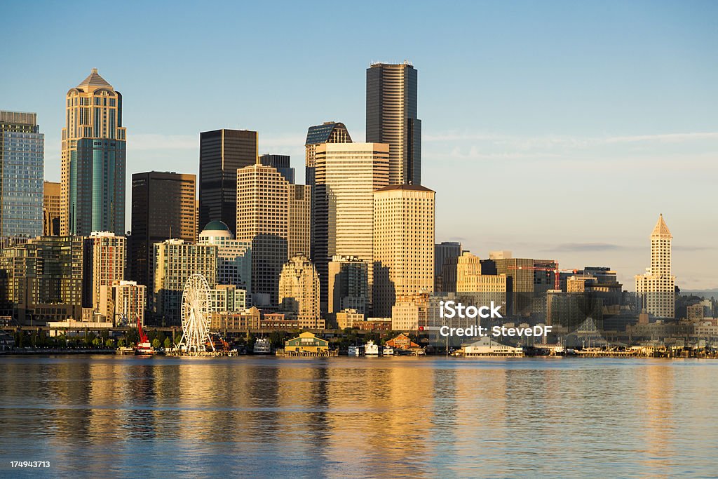 Seattle Downtown Waterfront com a nova grande roda - Foto de stock de Arranha-céu royalty-free