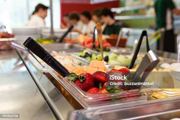 Photo libre de droit de Aliments Sains À La Cafétéria banque d'images et plus d'images libres de droit de Établissement scolaire - Établissement scolaire, Niveau de scolarisation, Cantine