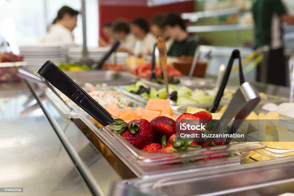 Здоровое питание в кафе - Стоковые фото Школьное здание роялти-фри