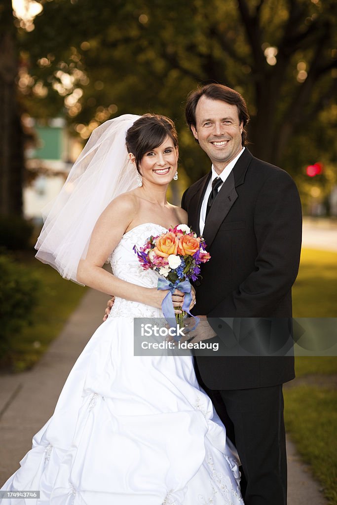Colore Ritratto di sposa e lo sposo in piedi all' - Foto stock royalty-free di 25-29 anni