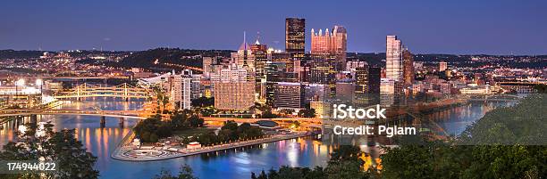 Panorama Sullo Skyline Di Pittsburgh - Fotografie stock e altre immagini di Pittsburgh - Pittsburgh, Ponte di Fort Pitt, Acqua