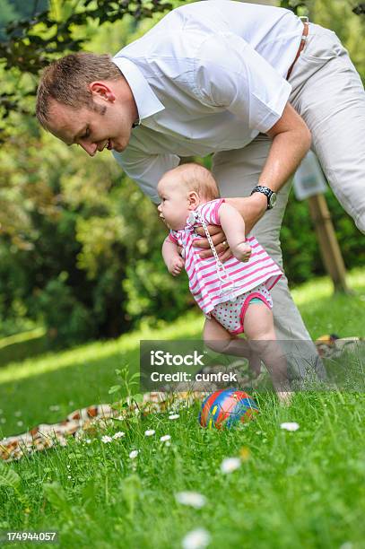 Lernen Zu Fuß Stockfoto und mehr Bilder von Aktivitäten und Sport - Aktivitäten und Sport, Alleinerzieher, Anleitung - Konzepte