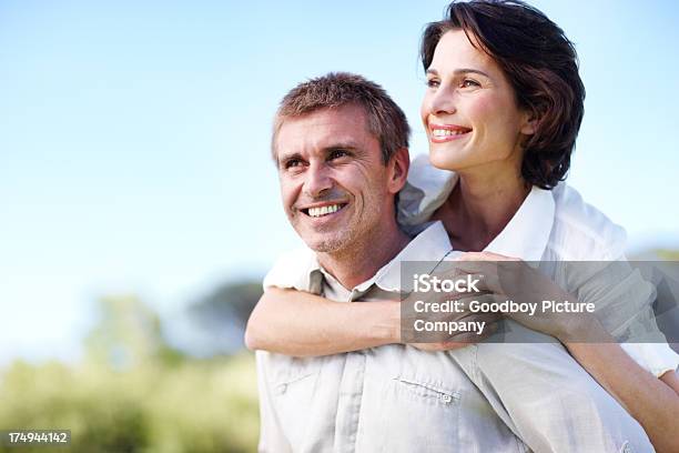 Abenteuer On The Horizon Stockfoto und mehr Bilder von Auf den Schultern - Auf den Schultern, Aufnahme von unten, Echtes Paar