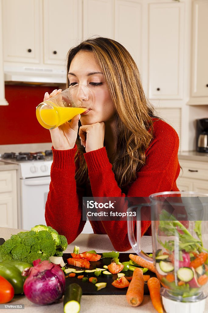 Essen: Junge Frau trinkt Orangensaft während Sie gesunde Mahlzeit - Lizenzfrei Attraktive Frau Stock-Foto