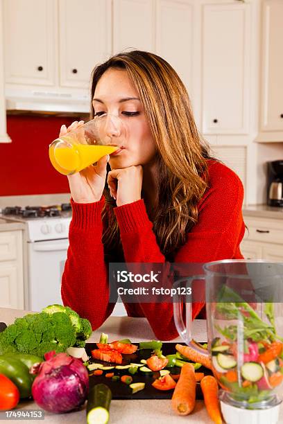 Essen Junge Frau Trinkt Orangensaft Während Sie Gesunde Mahlzeit Stockfoto und mehr Bilder von Attraktive Frau