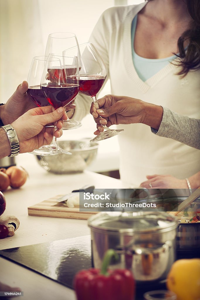 Freunde rösten, mit Rotwein - Lizenzfrei Abenddämmerung Stock-Foto