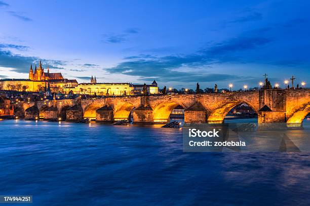 プラハ城やチャールズ橋の夕暮れ - イルミネーションのストックフォトや画像を多数ご用意 - イルミネーション, カラフル, カレル橋