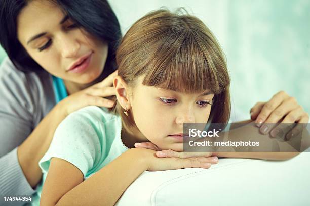 Triste Chica Foto de stock y más banco de imágenes de Niño - Niño, Madre, Padres