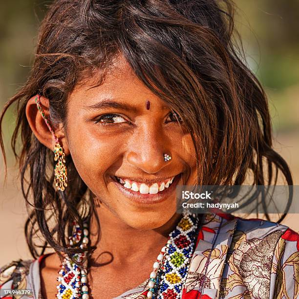 Photo libre de droit de Heureux Indian Girl Dans Le Désert Village India banque d'images et plus d'images libres de droit de 12-13 ans - 12-13 ans, Adolescent, Amitié