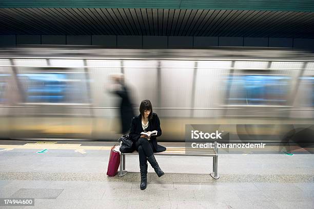 Photo libre de droit de Jeune Femme Lisant Un Livre Dans La Station De Métro banque d'images et plus d'images libres de droit de Adulte