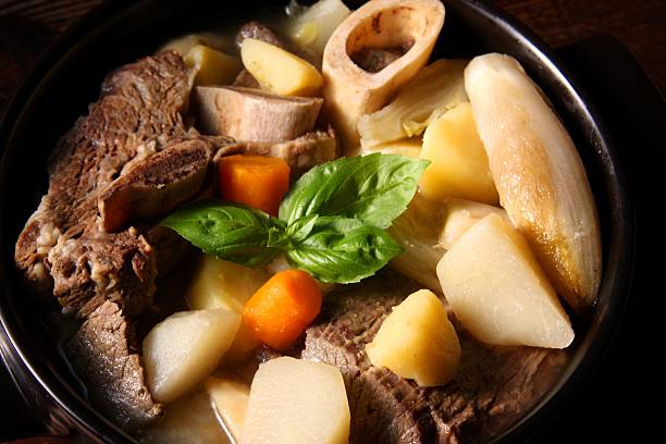 Vieux pot-au-feu tasse de bouillon de poule - Photo