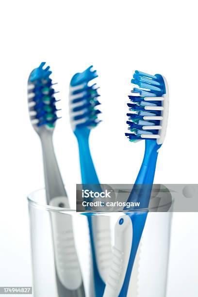 Foto de Escovas De Dente e mais fotos de stock de Escova de dentes - Escova de dentes, Manivela - Objeto manufaturado, Primeiro plano