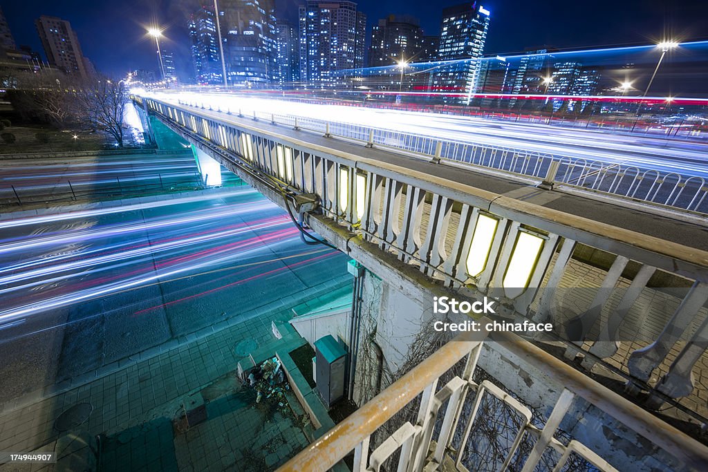 Tráfico de la ciudad de noche - Foto de stock de Aire libre libre de derechos