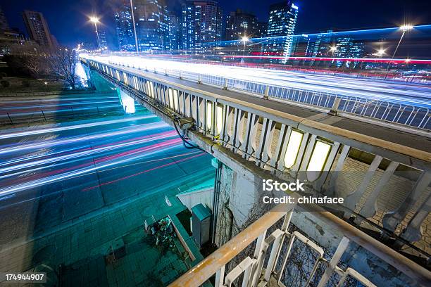 Tráfico De La Ciudad De Noche Foto de stock y más banco de imágenes de Aire libre - Aire libre, Anochecer, Arquitectura